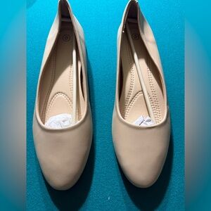 NWT Hash Bubbie Tan Ballet Shoes -  Size 10‎
